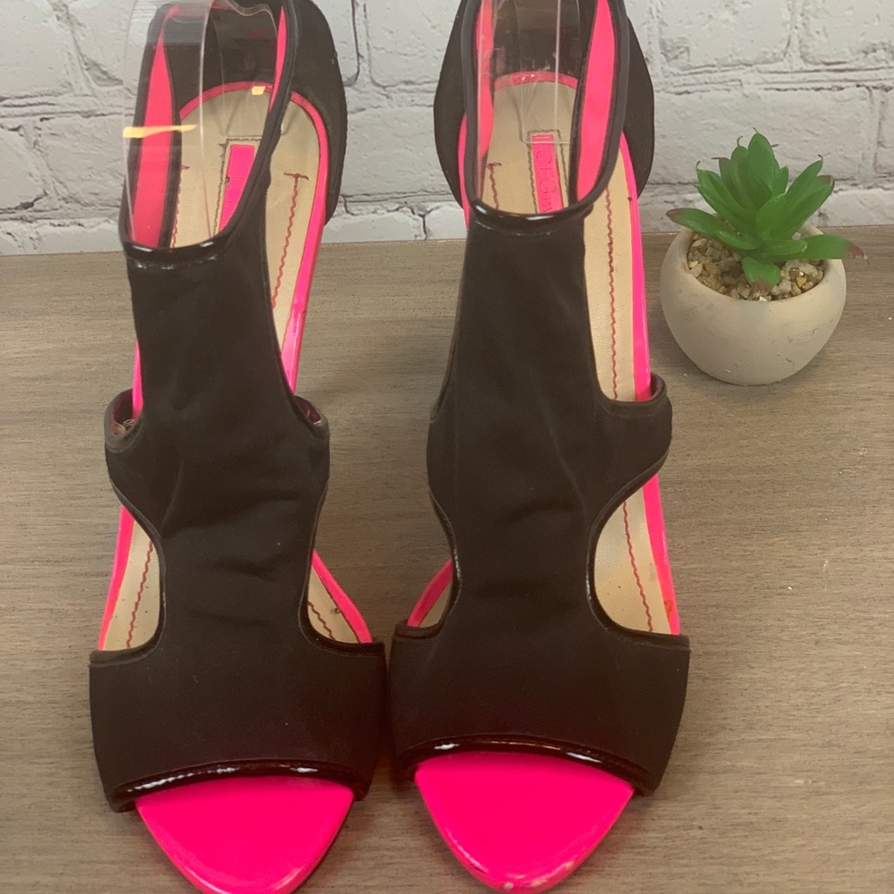 BCBG BLACK AND HOT PINK HEELS!!!